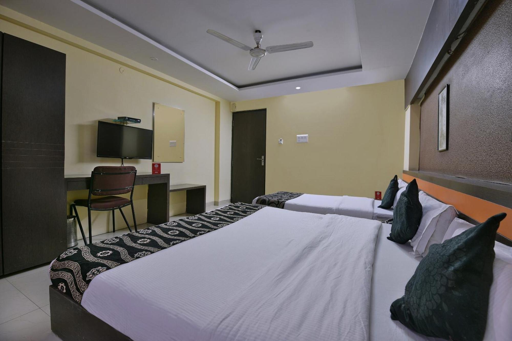 Collection O Diamond And Residences Indore Buitenkant foto