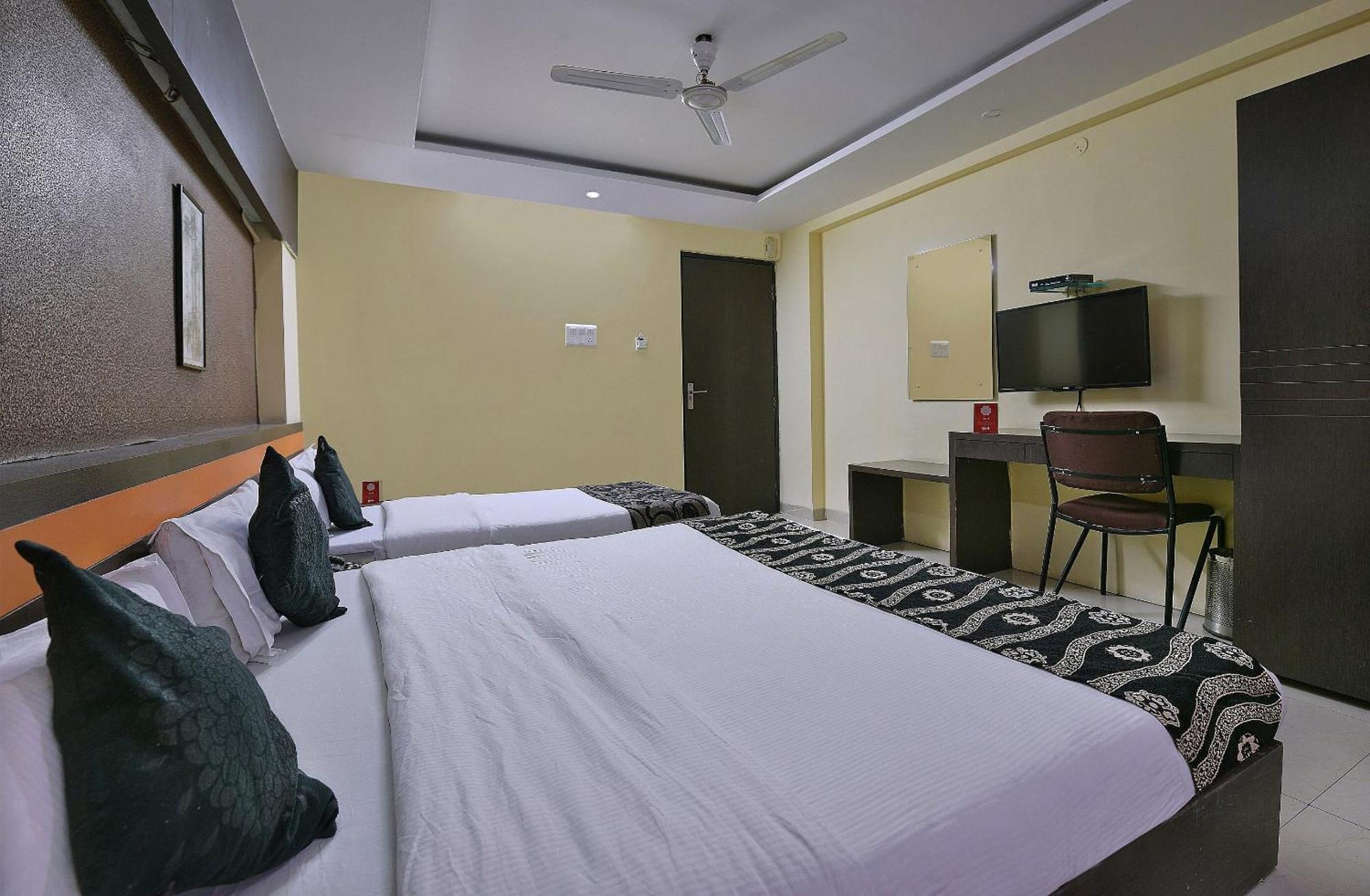 Collection O Diamond And Residences Indore Buitenkant foto